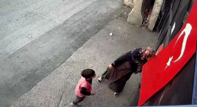 Anne ve çocuğunun Türk bayrağı sevgisi