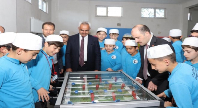 Çelebi öğrencileri sevindirdi