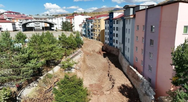 Çiftçi heyelan bölgesinde incelemelerde bulundu