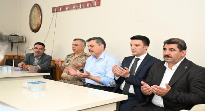 Çiftçi yaslı ailelerin acısını paylaştı