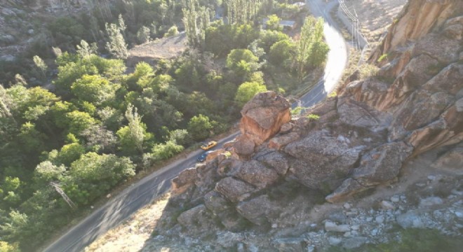 Dev kayalar vatandaşları tedirgin ediyor