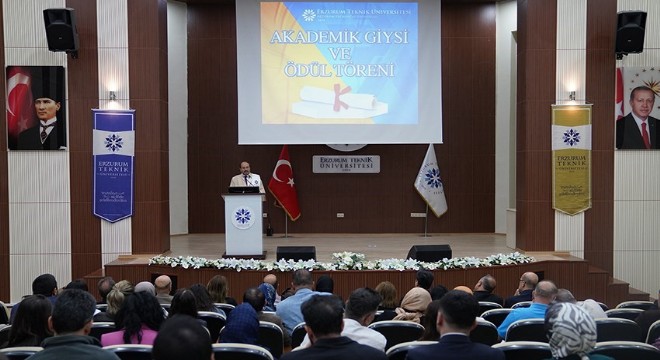 ETÜ'de akademik giysi ve ödül töreni yapıldı