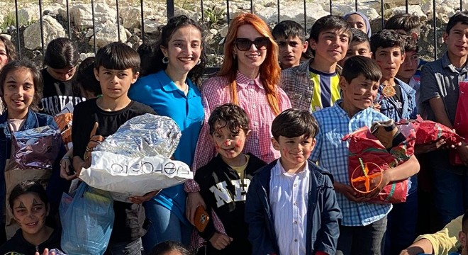 ETÜ öğrencileri çocukları sevindirdi