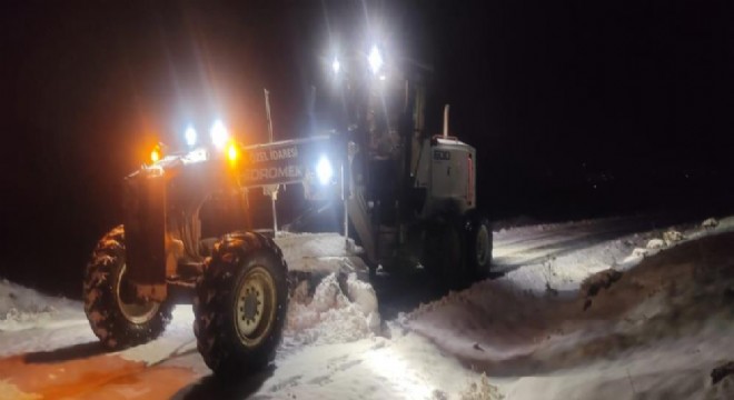 Elazığ'da ekiplerin kar mesaisi gece de devam etti