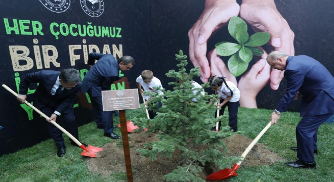 Erdoğan, öğrencilerle fidan dikti