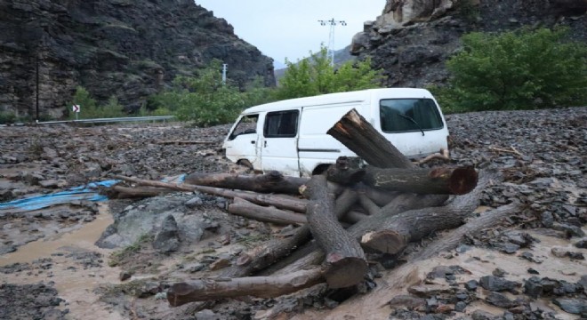 Erzurum'da sel bir mahalleyi yıktı geçti