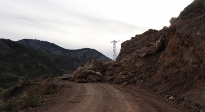 Heyelan Kemerkaya yolunu kapattı