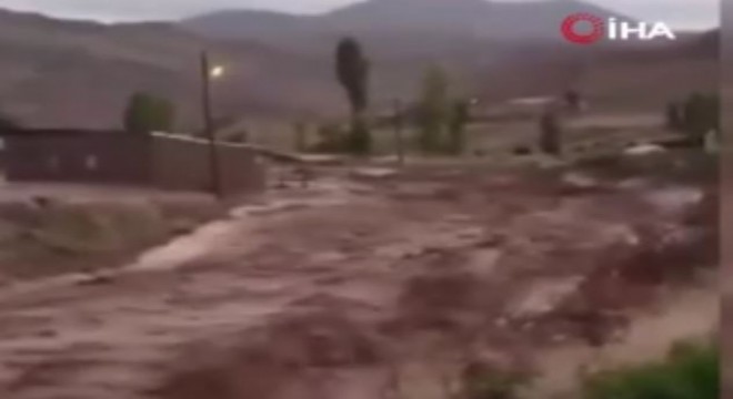 Horasan'da sel ekili arazilere zarar verdi