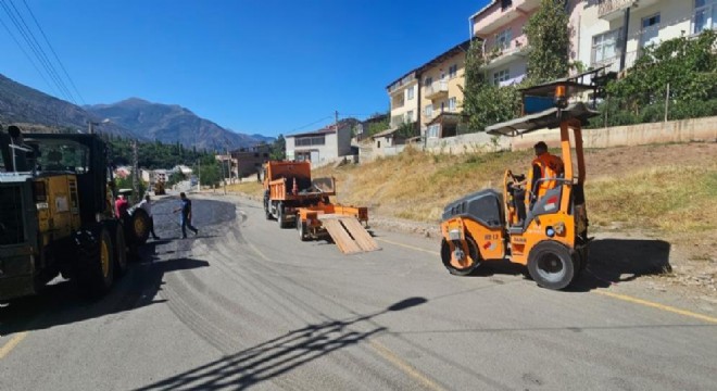 İspir'de heyelanlı bölgeye müdahale başladı