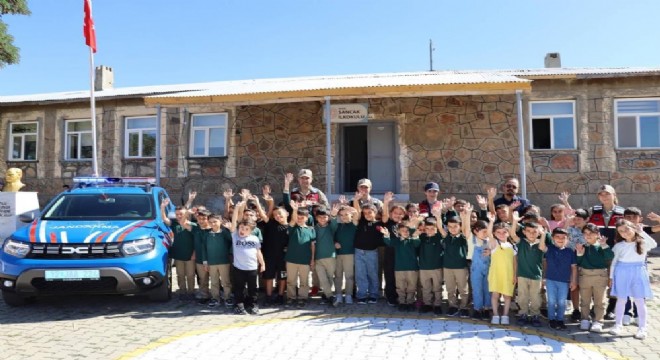 Jandarma öğrencilerin heyecanına ortak oldu