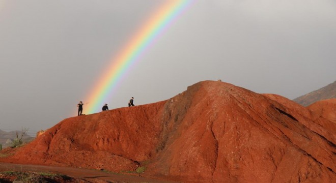 Kırmızı Tepeler'de gökkuşağı şöleni
