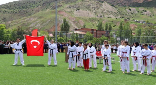 Oltu'da gençler milli coşkuda yarıştı