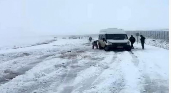 Onlarca araç karda mahsur kaldı