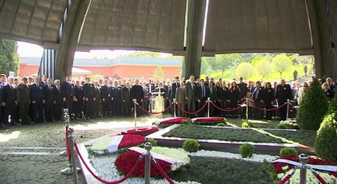 Özal, kabri başında anıldı