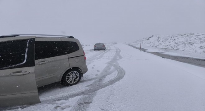 Palandöken geçidinde ulaşıma kar ve tipi engeli