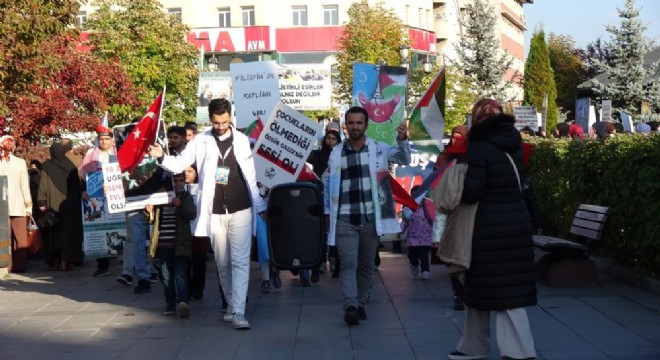Sağlık çalışanları İsrail'i protesto etti
