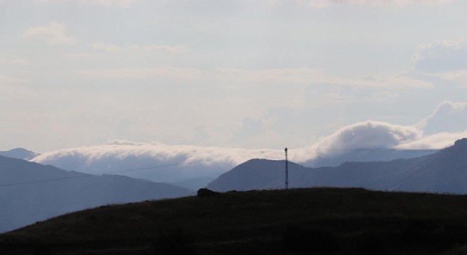 Sis bulutları şelale görüntüsü oluşturdu
