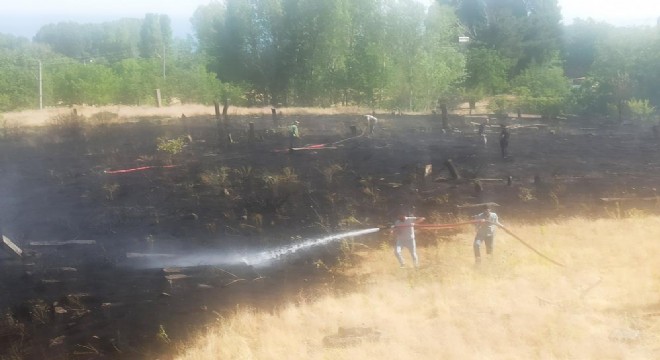 Tarihi mezarlıktaki yangın korkuttu