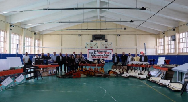 Tekin'den Oltu'daki okullara malzeme desteği