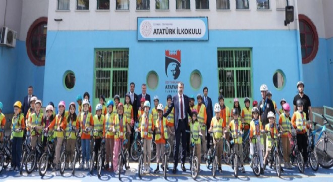 Tekin, öğrenci ve öğretmenlerle buluştu