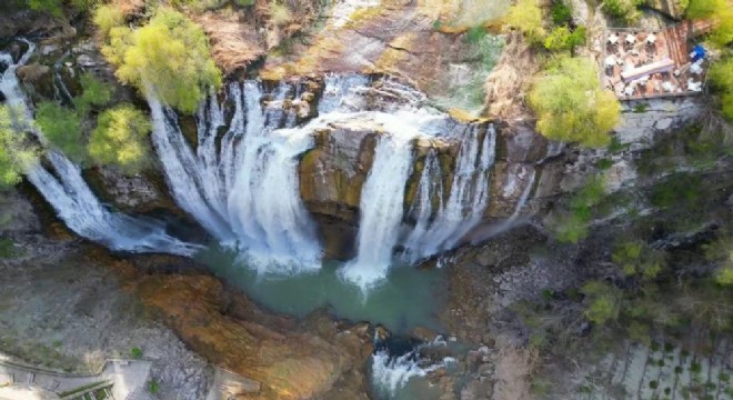 Tortum Şelalesi baharda bir başka güzel