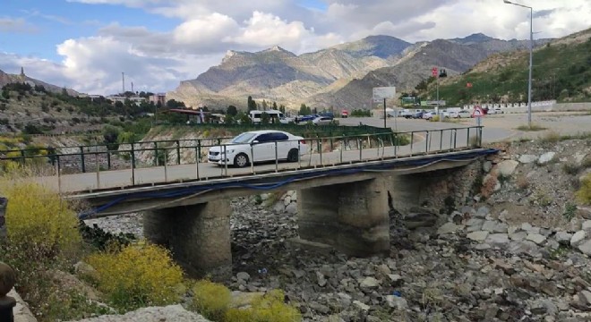 Tortum Şelalesi girişindeki köprü yenilenmeyi bekliyor