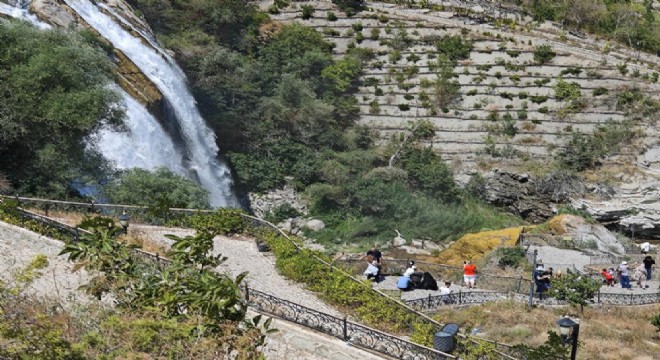 Tortum Şelalesi'nde su seviyesi düştü