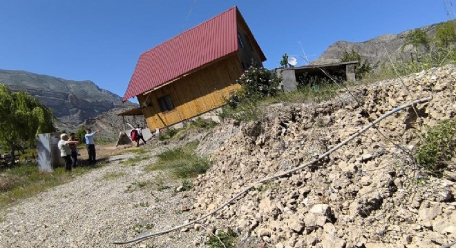 Tortum Şelalesi'nin eteklerinde heyelan