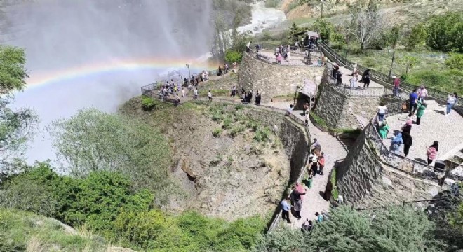 Tortum Şelalesinde bayram yoğunluğu