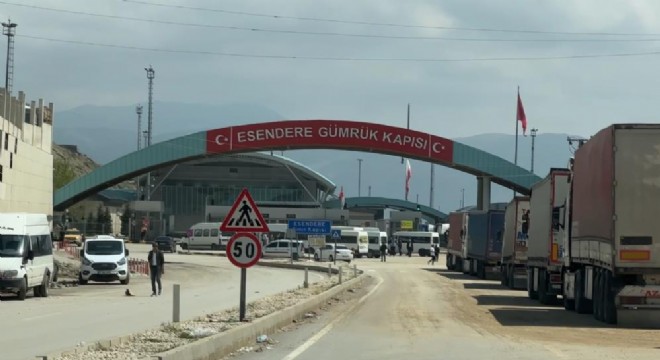 Türkiye-İran sınırında 2 kilometrelik tır kuyruğu