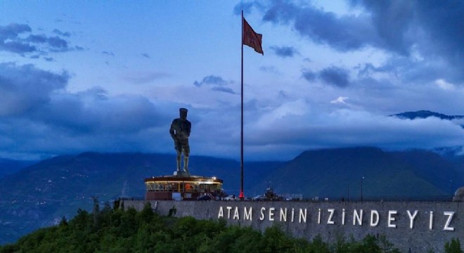 Türkiye'nin en büyük Atatürk heykeli göz kamaştırdı