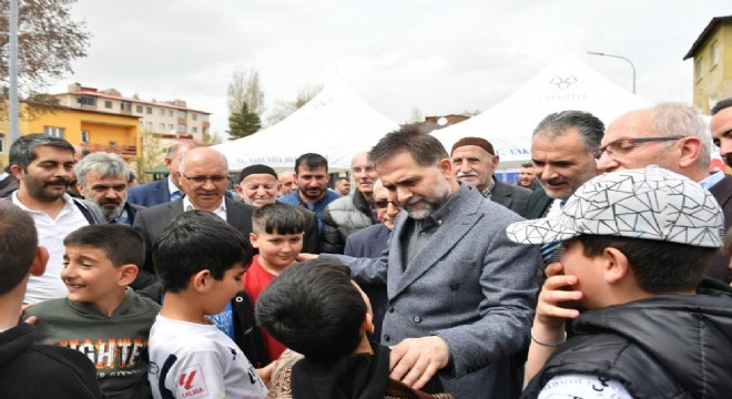 Uçar Kurtderesi'nde vatandaşlarla buluştu