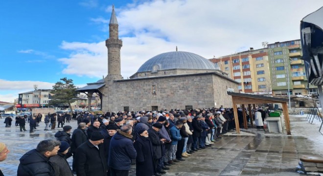 Ümraniye Müftüsü'nden babaya son görev