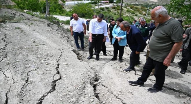 Uzundere'deki toprak kayması mercek altında